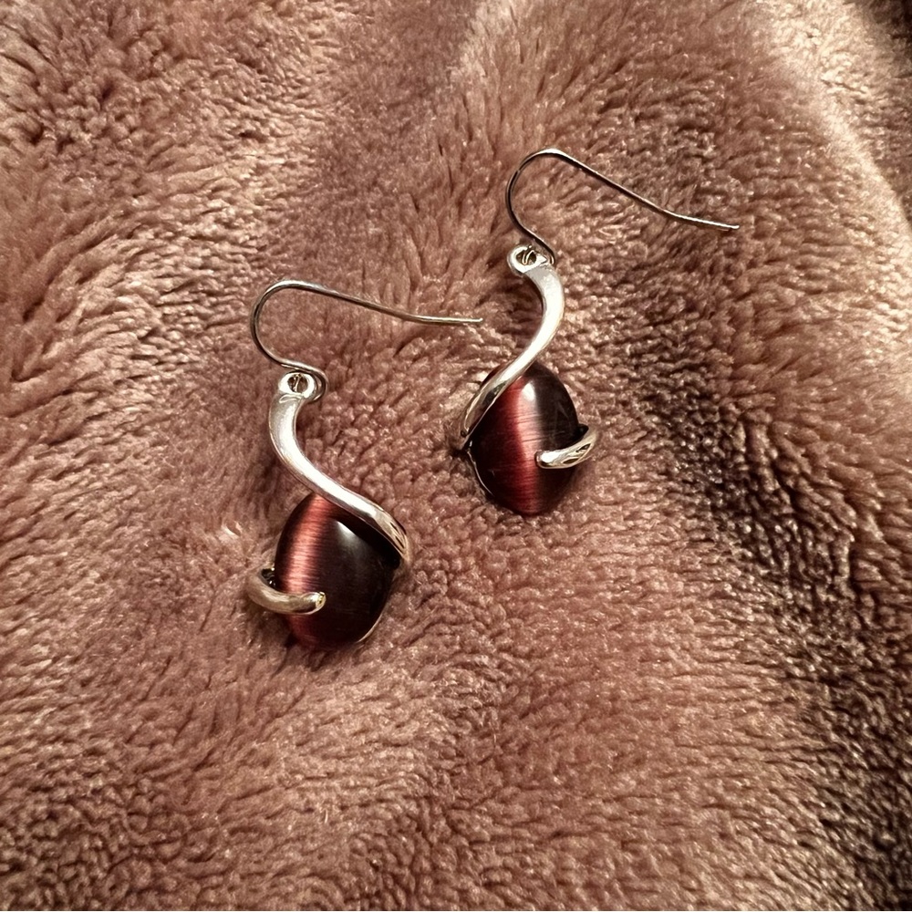 Silver-Toned Twist Dangle Drop Earrings with an Oval Red-ish Amber Stone